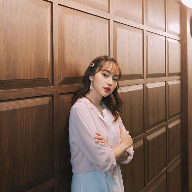 OOTD Fashion Korea ala Indah Kusuma/sumber: www.instagram.com/indahkus_/ Tampil bak eonni Korea ala Indah Kusuma.