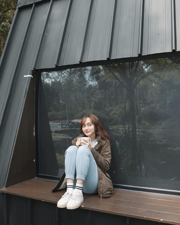 OOTD Fashion Korea ala Indah Kusuma/sumber: www.instagram.com/indahkus_/ Tampil bak eonni Korea ala Indah Kusuma.