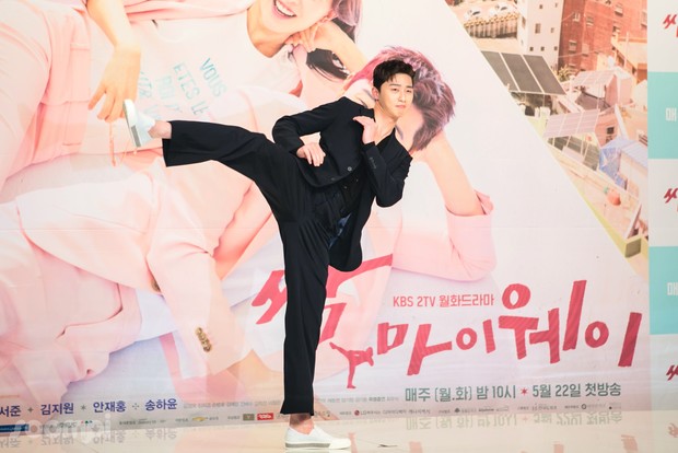 Park Seo Joon 'Fight My Way'/ Foto: Soompi.com Park Seo Joon di press conference KDrama 'Fight My Way'