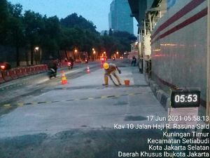 Setelah Ditambal Aspal, Busway Depan Halte Kuningan Timur Kini Dibeton Setelah Ditambal Aspal, Busway Depan Halte Kuningan Timur Kini Dibeton