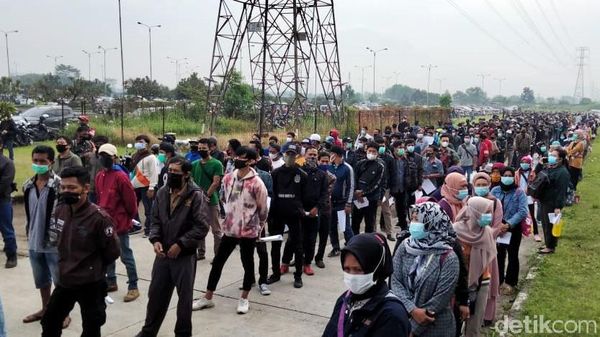 Penampakan Antrean Vaksinasi COVID-19 di GBLA Bandung