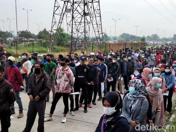 Penampakan Antrean Vaksinasi COVID-19 di GBLA Bandung
