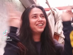 Cowok Cantik Penjual Kopi ini Bikin Ngiri Para Cewek