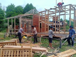 Polisi Dirikan Rumah untuk Pasutri Lansia 7 Tahun Tinggal di Kandang Ayam