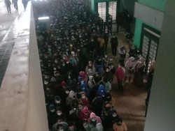 Ramai Kerumunan Vaksinasi Massal di Stadion GBLA Bandung
