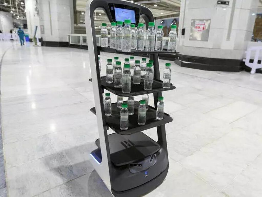 Robot Mulai Bagikan Air Zamzam di Mekah Jelang Pelaksanaan Haji
