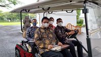 Potret Sandiaga Jadi Sopir Tembak di Istana