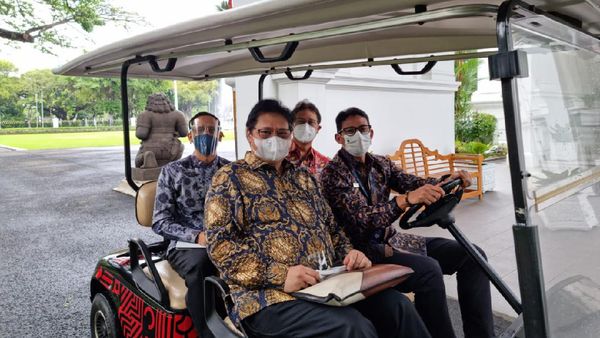 Potret Sandiaga Jadi Sopir Tembak di Istana