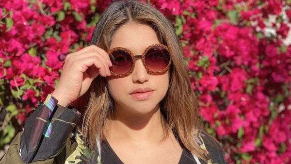 Selamat Ultah Sarah Azhari, Seksinya Awet di Usia 44 Tahun