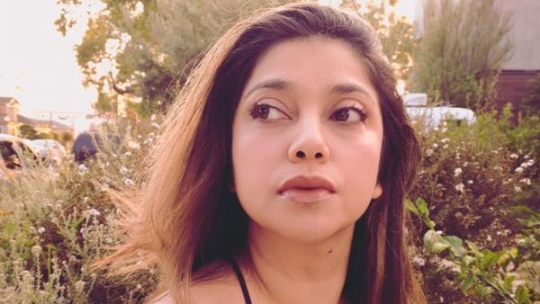 Potret Sarah Azhari yang Tetap Sempurna di Usia 45 Tahun