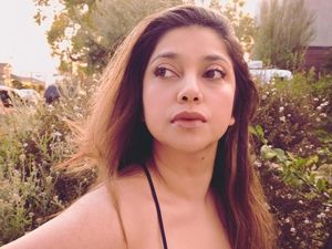 Sarah Azhari Beri Semangat untuk Penggemar Lewat Lagu