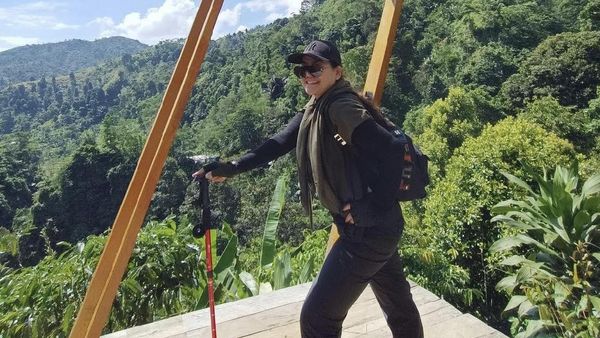 Potret Sarita Abdul Mukti Lepas Hijab