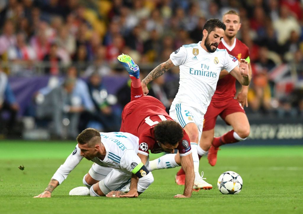 MADRID, SPAIN - FEBRUARY 09: Sergio Ramos of Real Madrid CF gives instructions to his teammates during the La Liga match between  Club Atletico de Madrid and Real Madrid CF at Wanda Metropolitano on February 09, 2019 in Madrid, Spain. (Photo by Gonzalo Arroyo Moreno/Getty Images)
