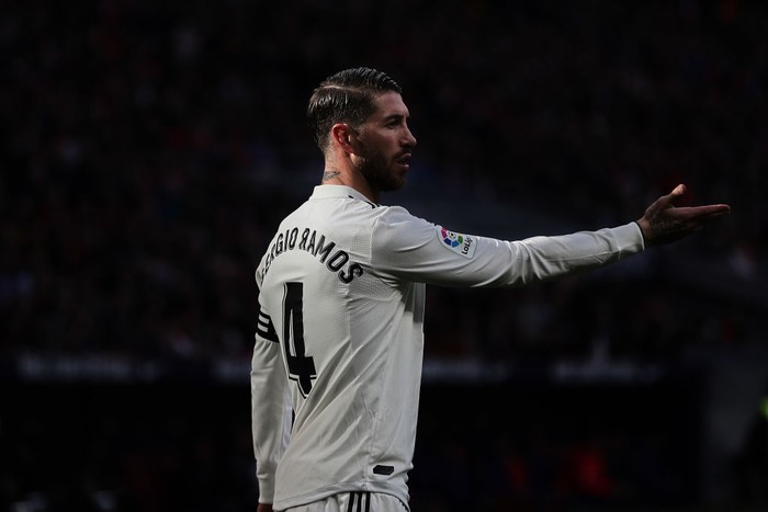 MADRID, SPAIN - FEBRUARY 09: Sergio Ramos of Real Madrid CF gives instructions to his teammates during the La Liga match between  Club Atletico de Madrid and Real Madrid CF at Wanda Metropolitano on February 09, 2019 in Madrid, Spain. (Photo by Gonzalo Arroyo Moreno/Getty Images)