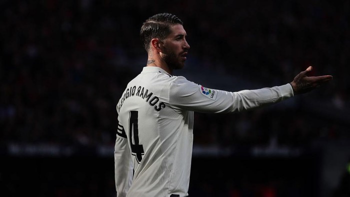 MADRID, SPAIN - FEBRUARY 09: Sergio Ramos of Real Madrid CF gives instructions to his teammates during the La Liga match between  Club Atletico de Madrid and Real Madrid CF at Wanda Metropolitano on February 09, 2019 in Madrid, Spain. (Photo by Gonzalo Arroyo Moreno/Getty Images)