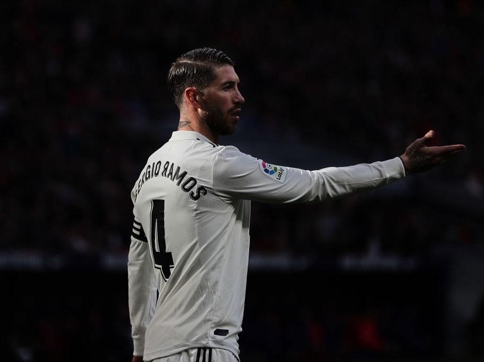 MADRID, SPAIN - FEBRUARY 09: Sergio Ramos of Real Madrid CF gives instructions to his teammates during the La Liga match between  Club Atletico de Madrid and Real Madrid CF at Wanda Metropolitano on February 09, 2019 in Madrid, Spain. (Photo by Gonzalo Arroyo Moreno/Getty Images)