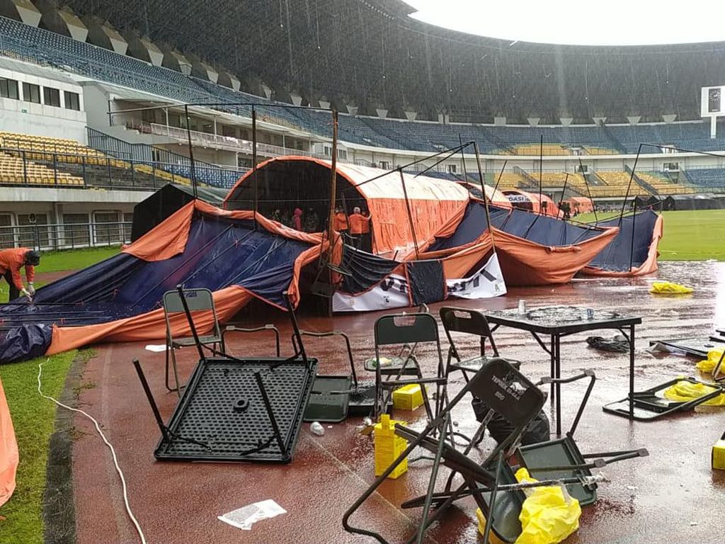 Tenda Vaksinasi Massal di GBLA Roboh, Ini Respons Pemprov Jabar Tenda Vaksinasi Massal di GBLA Roboh, Ini Respons Pemprov Jabar