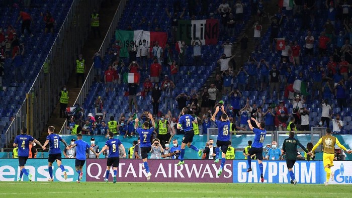 ROME, ITALY - JUNE 16: Players of Italy celebrate in front of the fans after victory in the UEFA Euro 2020 Championship Group A match between Italy and Switzerland at Olimpico Stadium on June 16, 2021 in Rome, Italy. (Photo by Alberto Lingria - Pool/Getty Images)