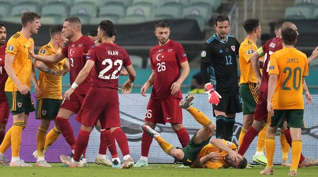 Turki vs Wales Players scuffle during the Euro 2020 soccer championship group A match between Turkey and Wales the Baku Olympic Stadium in Baku, Azerbaijan, Wednesday, June 16, 2021. (AP Photo/Darko Vojinovic, Pool)