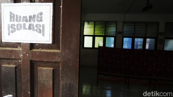 Uji coba pembelajaran tatap muka (PTM) di Ibu Kota, masih tetap berjalan di tengah lonjakan COVID-19. Salah satunya di Sekolah Memecah Pertama (SMP) Yamas, Kecamatan Makassar, Jakarta Timur.