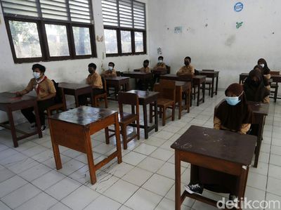 Uji Coba Sekolah Tatap Muka di Tengah Melonjaknya COVID-19