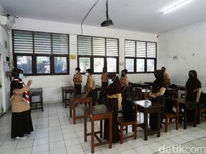 Guru Dilarang Lepas Masker Selama Mengajar saat Sekolah Tatap Muka Juli