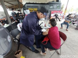 Vaksinasi di Markas Brimob Cirebon, Warga Dapat Sembako-Lele Gratis