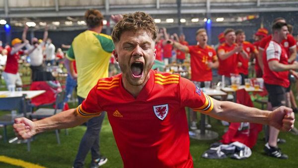 Foto-foto Warga Bebas Masker di Amerika dan Eropa