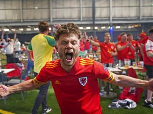 Foto-foto Warga Bebas Masker di Amerika dan Eropa