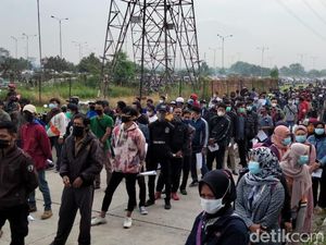Warga Padati Stadion GBLA Bandung untuk Vaksinasi COVID-19 Massal