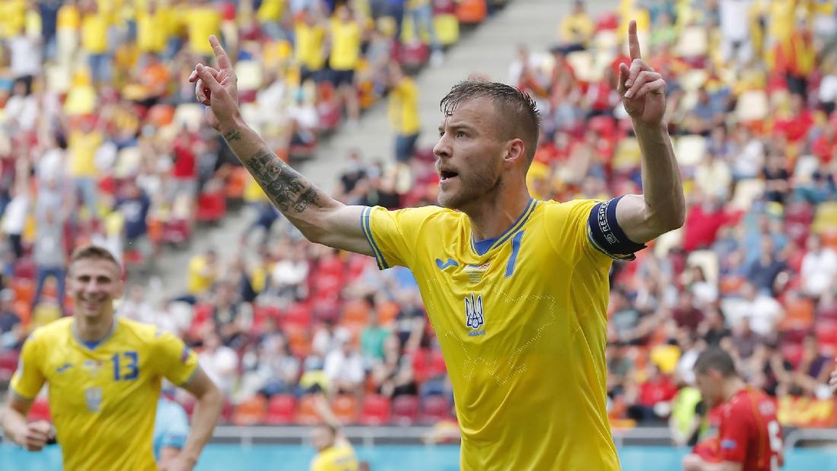Andriy Yarmolenko ledek Cristiano Ronaldo dan Paul Pogba. (Foto: Getty Images/Robert Ghement - Pool)