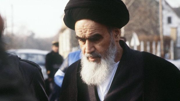 Iranian, then opposition leader in exile, Ayatollah Ruhollah Khomeini comes out of his villa to go for the Friday prayer in January 1979 at Neauphle Le Chateau in France.L'Ayatollah Khomeiny en exil  Neauphle Le Chateau sort de sa villa pour se rendre  la prire en janvier 1979 quelques jours avant son retour  Teheran. (Photo by JOEL ROBINE and - / AFP)