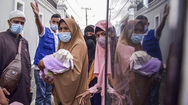 Belasan Rohingya di Aceh Direlokasi ke Medan