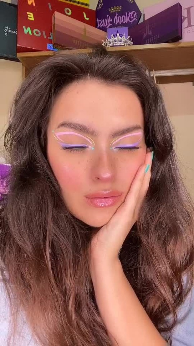 Biarkan riasan lain tak mencolok / pinterest.com (TikTok Official) Riasan lain jangan dibuat lebih mencolok dari bagian mata