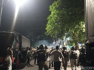 Polisi Pukul Mundur Massa Bonek dengan Tembakan Gas Air Mata Lagi