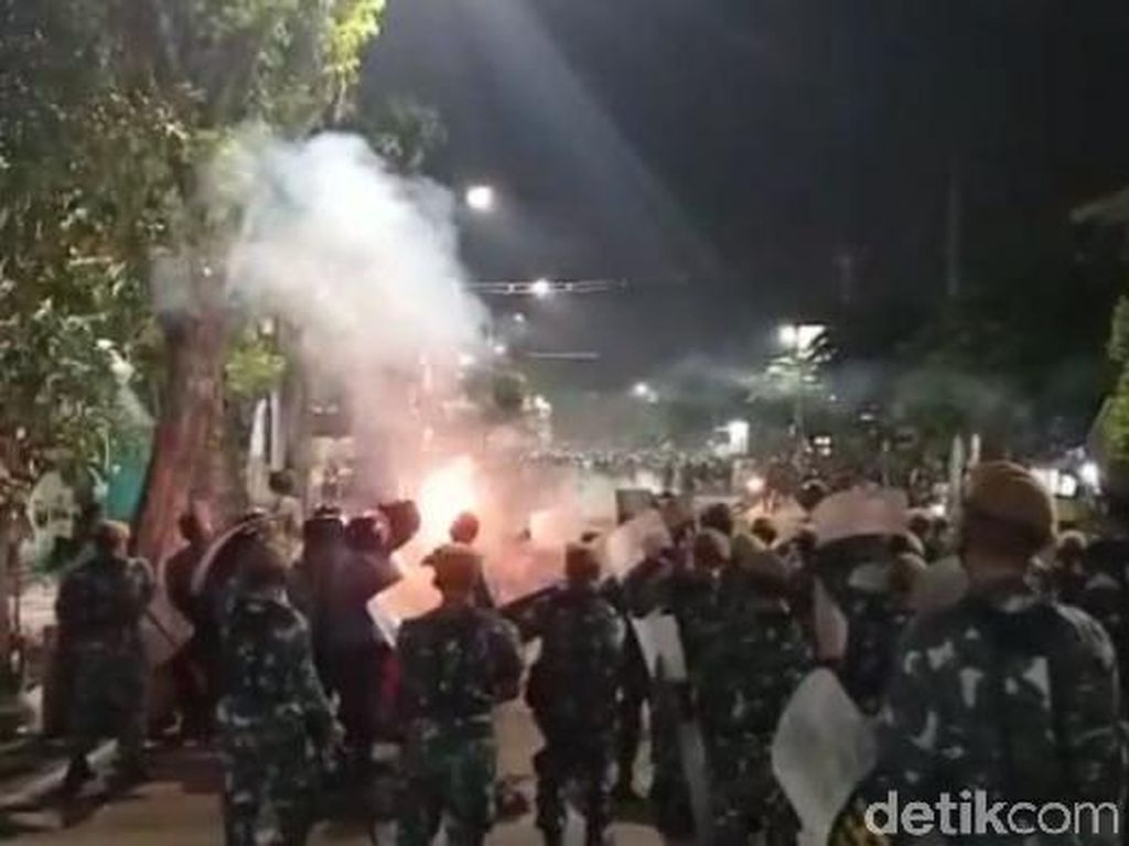 Ricuh, Polisi Tembakkan Gas Air Mata Bubarkan Massa Bonek