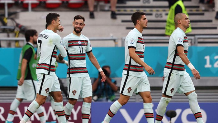 BUDAPEST, HUNGARY - JUNE 15: Cristiano Ronaldo of Portugal celebrates with Bruno Fernandes and team mates after scoring their sides second goal during the UEFA Euro 2020 Championship Group F match between Hungary and Portugal at Puskas Arena on June 15, 2021 in Budapest, Hungary. (Photo by Alex Pantling/Getty Images)