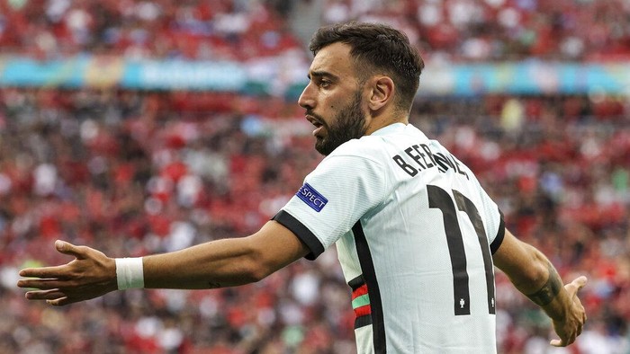 Portugals Bruno Fernandes argues during the Euro 2020 soccer championship group F match between Hungary and Portugal at the Ferenc Puskas stadium in Budapest, Hungary, Tuesday, June 15, 2021. (Bernadett Szabo/Pool via AP)