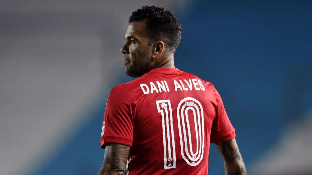 Dani Alves masih masuk skuat Olimpiade 2020 (Getty Images/Marcelo Endelli)