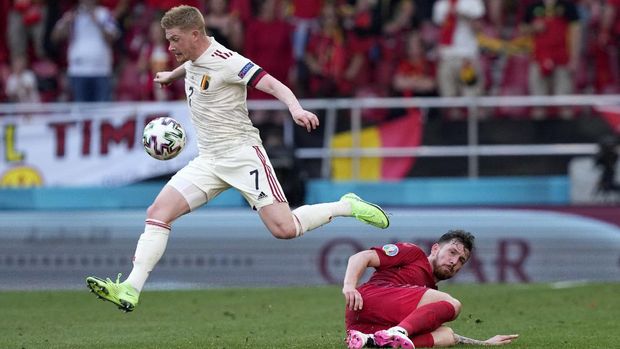Belgium's Kevin De Bruyne jumps over Denmark's Pierre-Emile Hojbjerg during the Euro 2020 soccer championship group B match between Denmark and Belgium at Parken stadium in Copenhagen, Denmark, Thursday, June 17, 2021. (AP Photo/Martin Meissner, Pool)