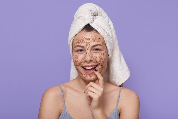 Eskfoliasi wajah dengan scrub