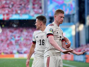 Gila! De Bruyne Main dengan Wajah yang Mati Rasa Gila! De Bruyne Main dengan Wajah yang Mati Rasa