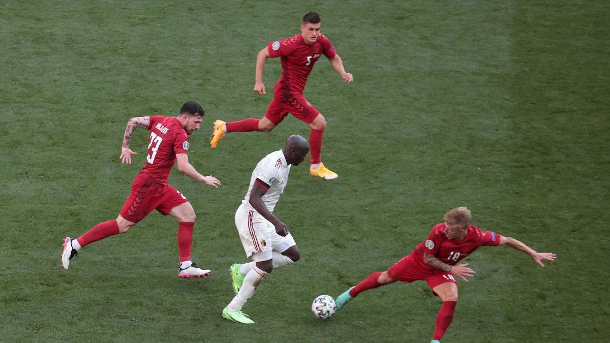 Romelu Lukaku sulit dihentikan para pemain Denmark. (Foto: Getty Images/Hanna McKay - Pool)