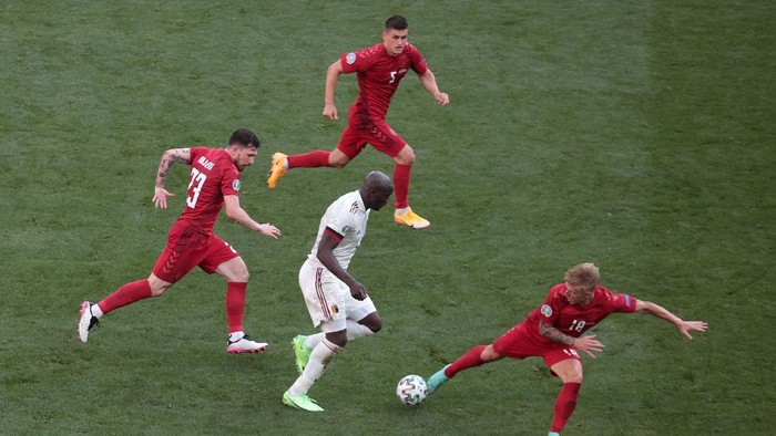 COPENHAGEN, DENMARK - JUNE 17: Romelu Lukaku of Belgium runs with the ball whilst under pressure from Pierre-Emile Hojbjerg and Daniel Wass of Denmark during the UEFA Euro 2020 Championship Group B match between Denmark and Belgium at Parken Stadium on June 17, 2021 in Copenhagen, Denmark. (Photo by Hanna McKay - Pool/Getty Images)