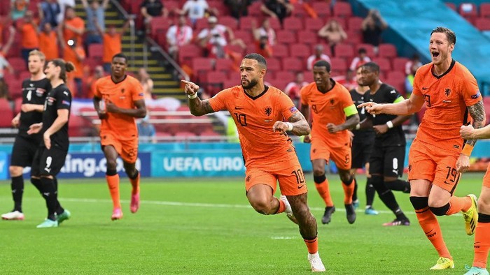 AMSTERDAM, NETHERLANDS - JUNE 17: Memphis Depay of Netherlands celebrates after scoring their sides first goal during the UEFA Euro 2020 Championship Group C match between the Netherlands and Austria at Johan Cruijff Arena on June 17, 2021 in Amsterdam, Netherlands. (Photo by Olaf Kraak - Pool/Getty Images)