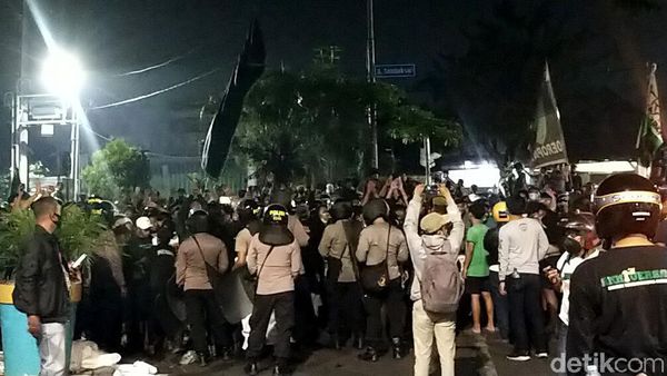 Foto: Bonek Padati Jalan ke Stadion Tambaksari