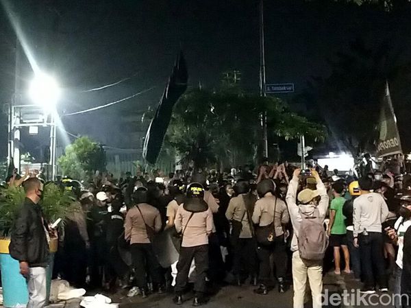 Foto: Bonek Padati Jalan ke Stadion Tambaksari