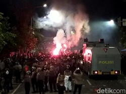 Detik-detik Massa Bonek Ricuh, Polisi Tembakkan Gas Air Mata