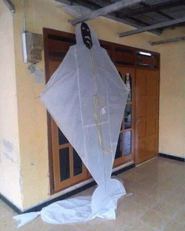 Kalau sebelumnya ada kuntilanak, kali ini giliran si pocong yang unjuk gigi. Orang yang liat layangan seperti ini bisa-bisa jantungan nih. Seram abis! Foto: Instagram