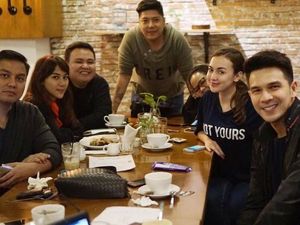 10 Momen Kulineran Jonathan Frizzy dengan Keluarga Kecilnya